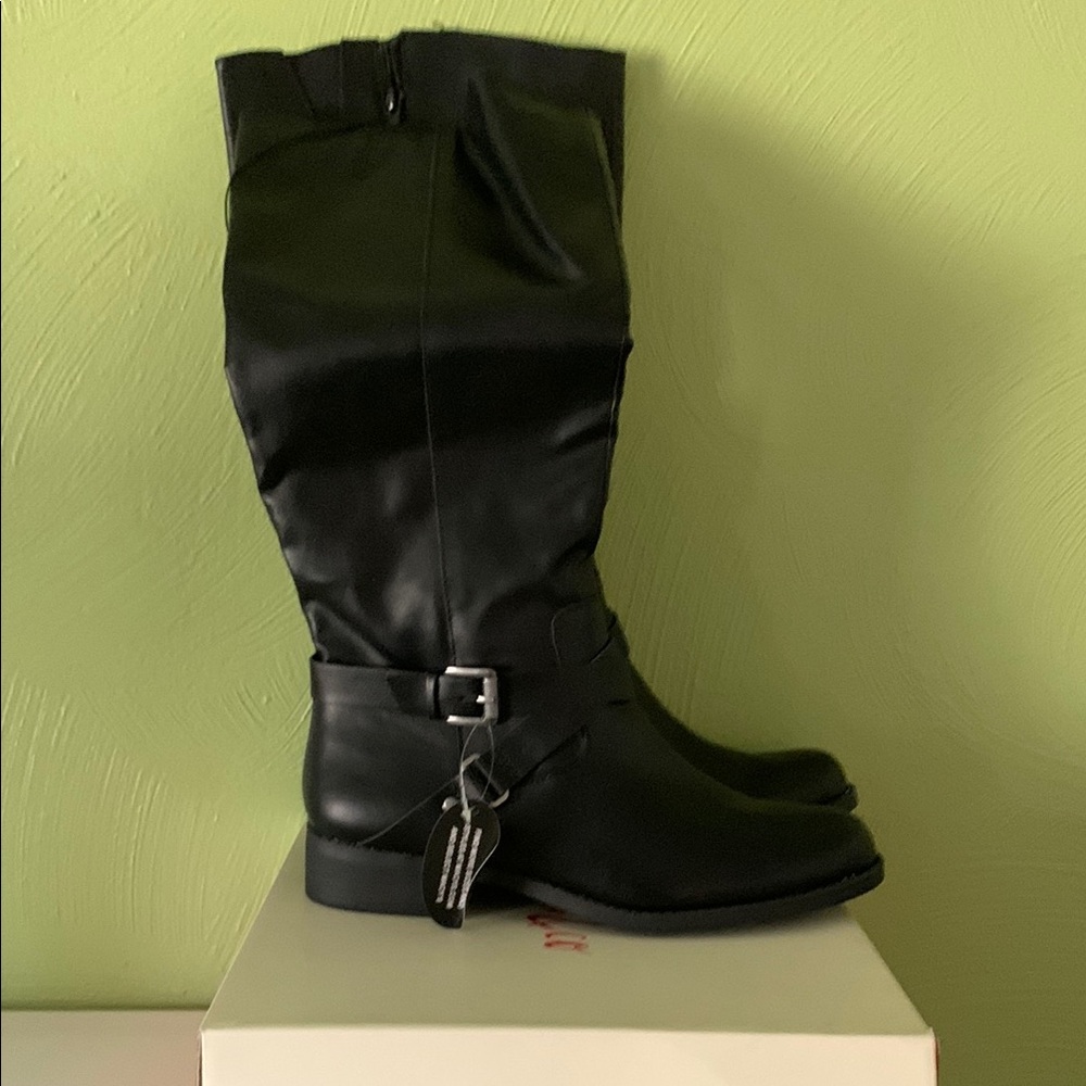 Women's Black Knee-High Boots - Picture 2 of 10